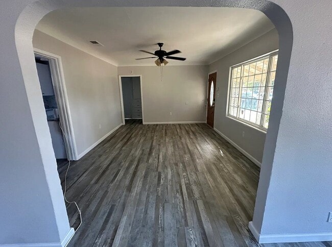Photo - 1325 W Fountain Way
