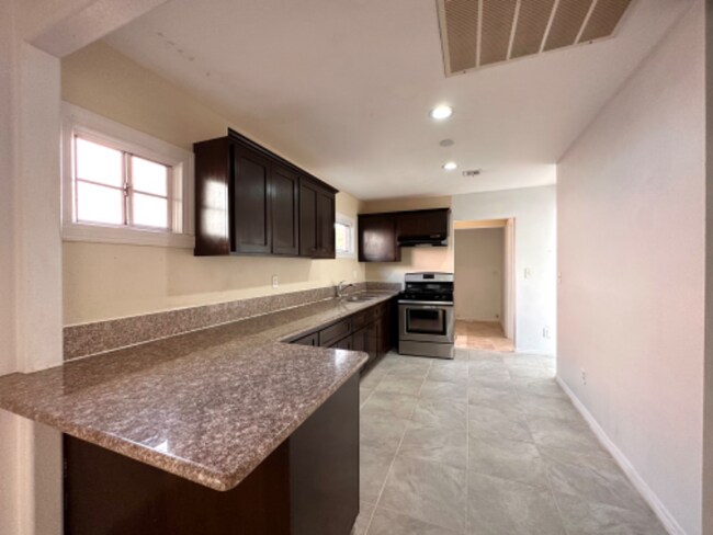 Photo - 532 W 77th St