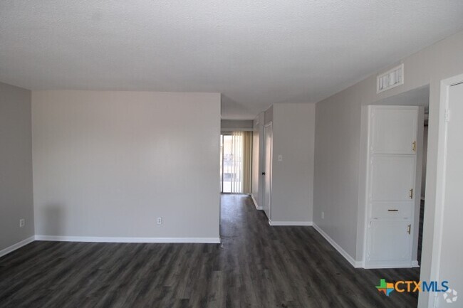 Building Photo - 2102 Hunt Dr Unit D Rental