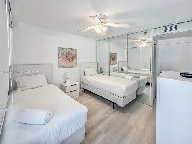 Photo - 5225 Collins Ave Unit 517