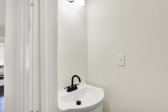 Building Photo - 626 N Riley Ave