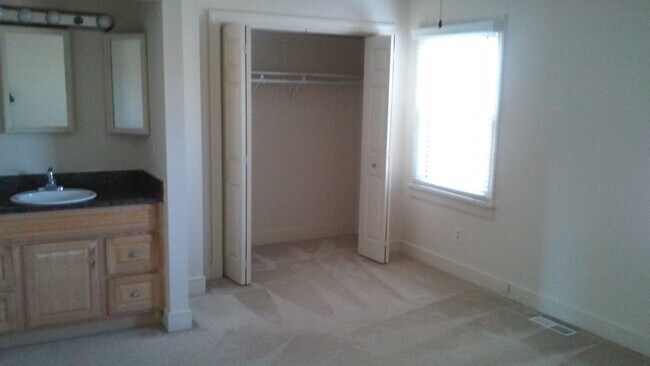 Photo - Spacious 3 Bedroom 2 1/2 Bath Townhome