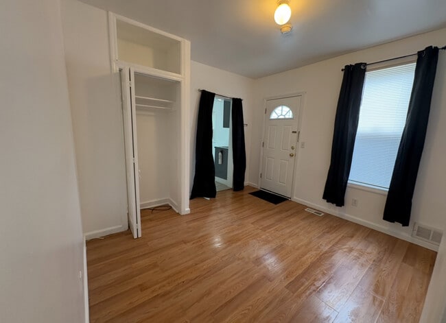 Building Photo - 537 Schiller Ave Unit 1r Rental