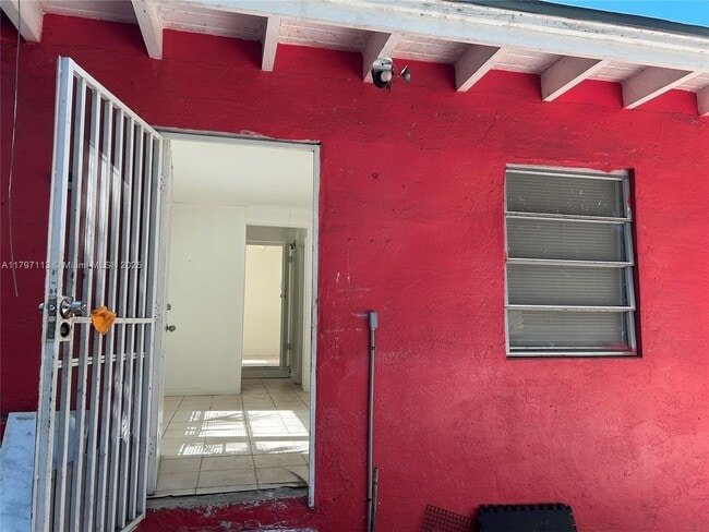 Building Photo - 4121 NW 11th Pl Unit 2-2 Rental