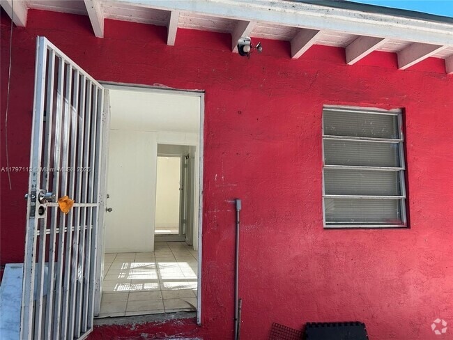 Building Photo - 4121 NW 11th Pl Unit 2-2 Rental