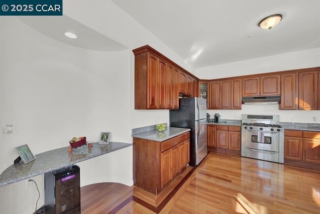 Photo - 2004 Main St