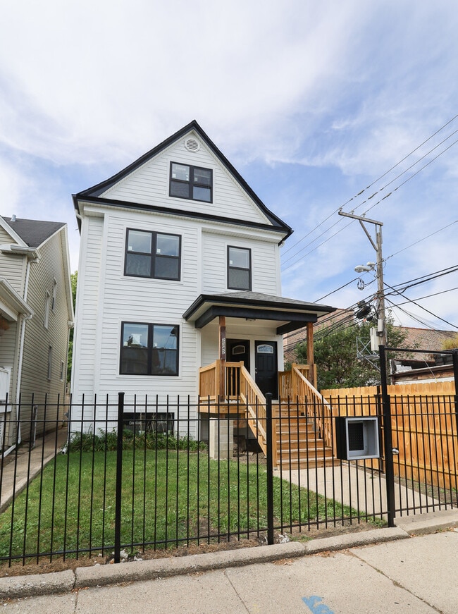 Building Photo - 2342 N Lawndale Ave Unit 1