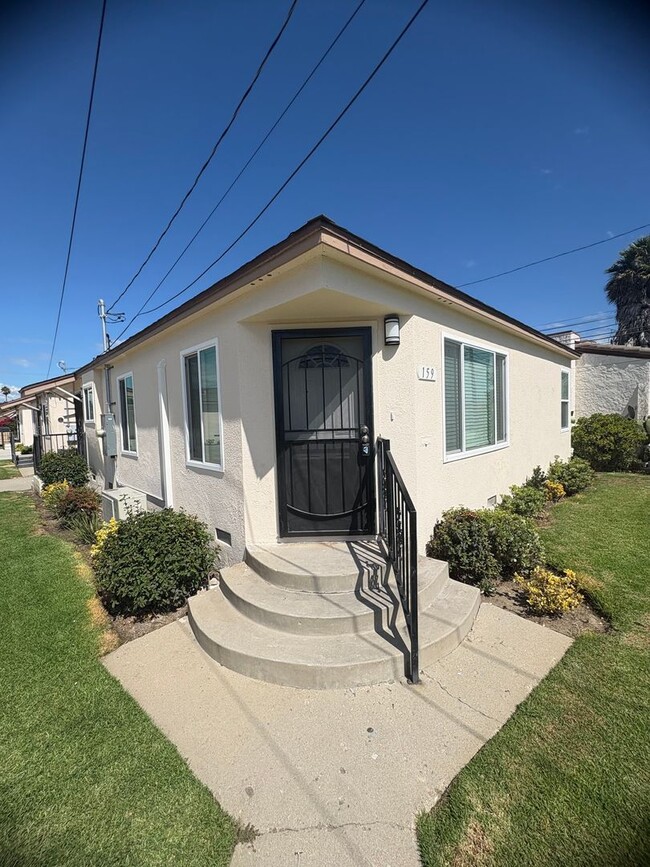 Building Photo - Oxnard - Single story, fully updated, two bedroom, one bath house!