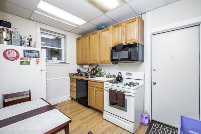 Photo - Spacious 1bedroom/1bath unit in Bucktown! Central Air, Dishwasher, FREE Laundry! Near Metra! Unit 1F