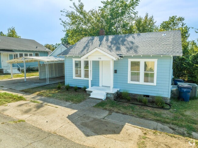 Building Photo - Freshly Updated 3 Bedroom House