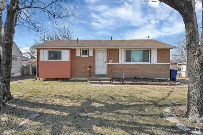 Building Photo - Charming 4-Bedroom Home | Newly Updated | ...