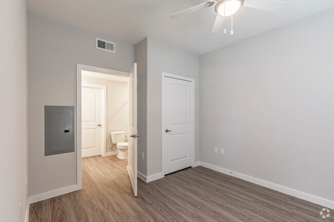 2BR, 2BA - 850 SF