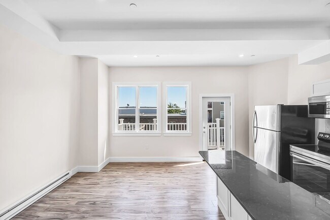 Photo - 465 E 8th St