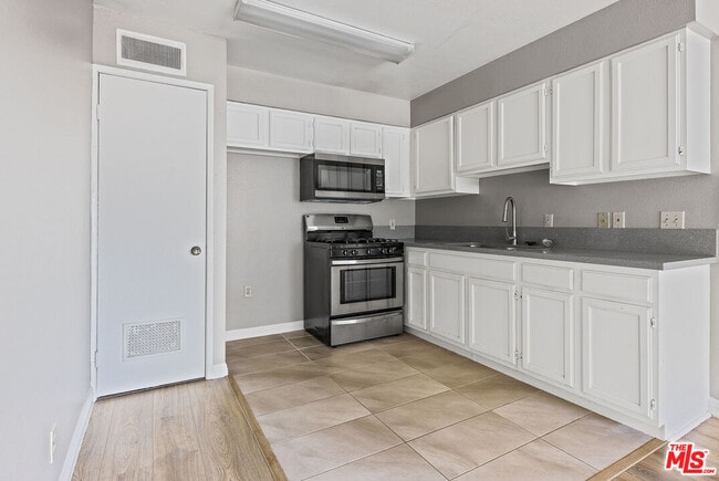 Photo - 820 S St Andrews Pl Unit 303