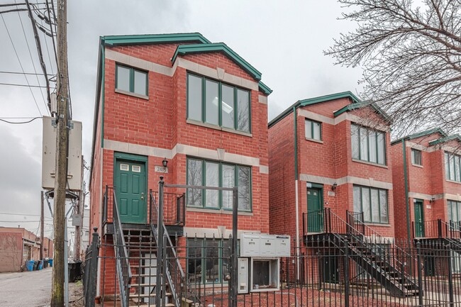 Building Photo - 2413 W Taylor St Unit 2