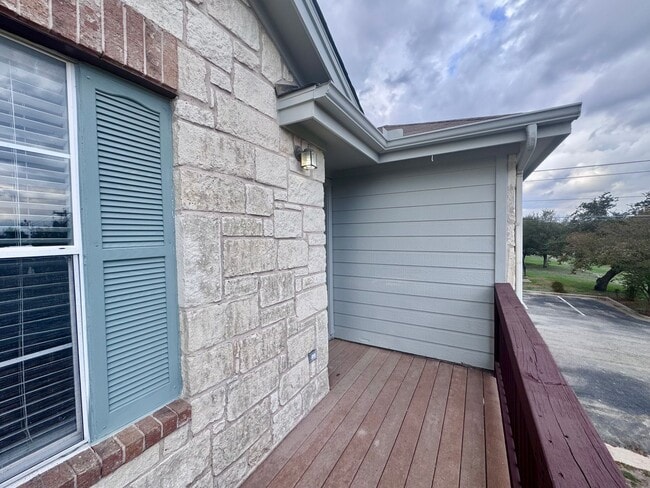 Building Photo - Cedar Park Condo  Freshly Updated Unit #722