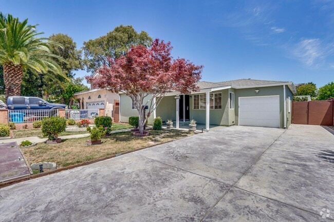 Building Photo - Charming 2 bedroom, 1 bathroom house