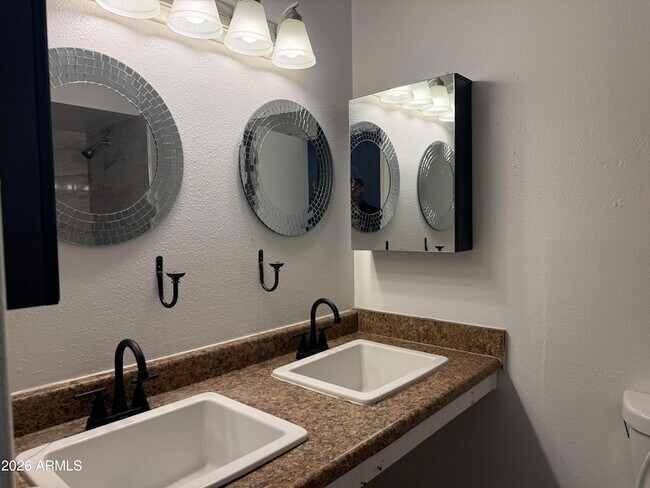 Photo - 503 E Loyola Dr