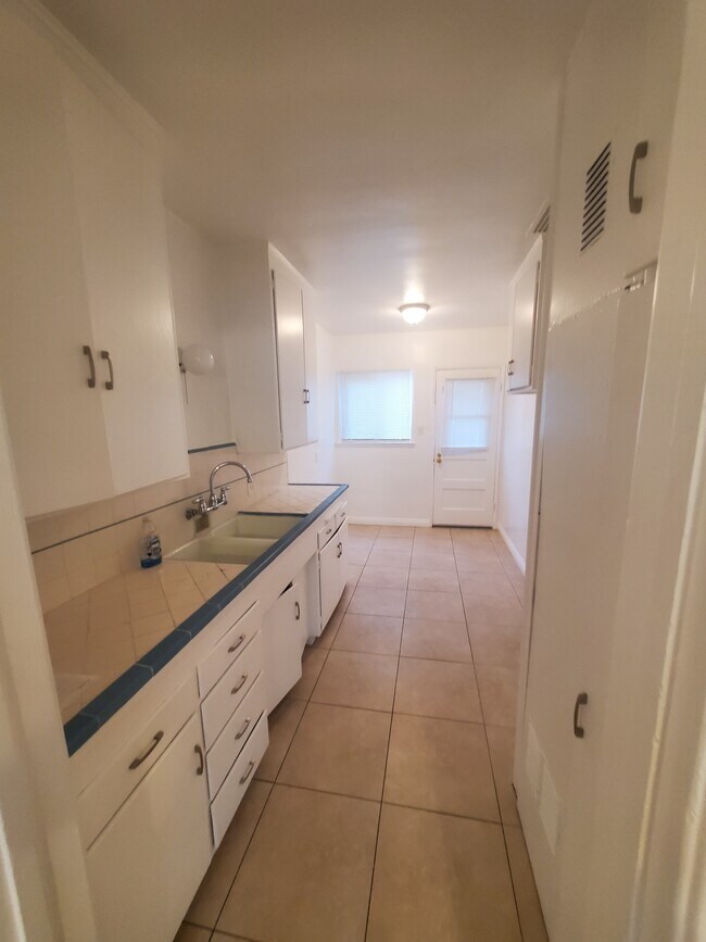 kitchen - 1524 N Hollywood Way