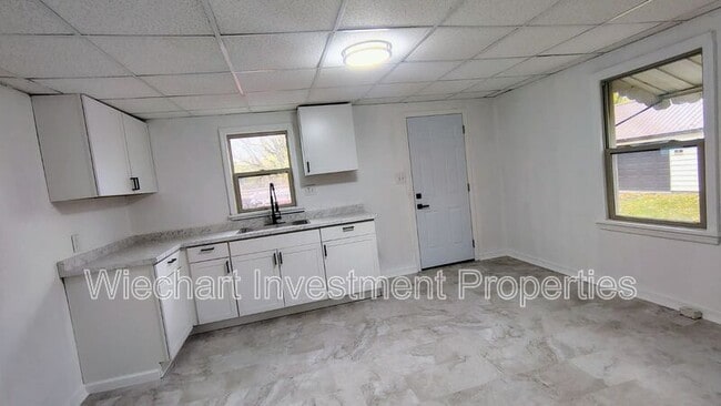 Building Photo - 225 W Robb Ave