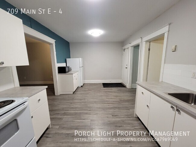 Building Photo - Spacious Two Bedroom Huge Kitchen Private Laundry Unit 4