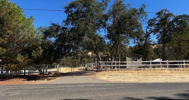 Building Photo - 13600 Pino Ct