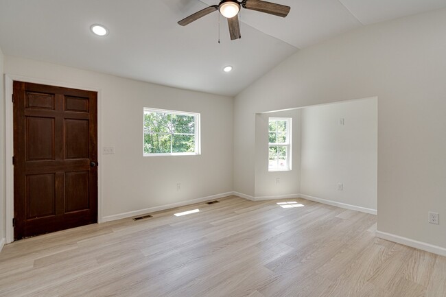 Photo - 887 Kinsey St