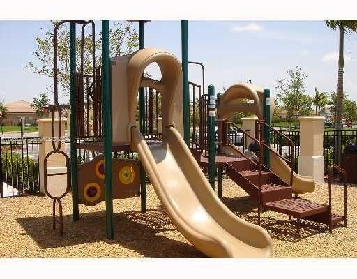 Photo - 940 NE 33rd Terrace Unidad 101