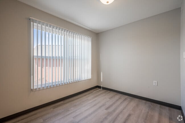 2BR, 1BA - 949SF - Dining Area
