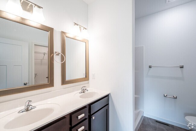 Building Photo - 4 bed 3 bath East side Iowa city! Rental
