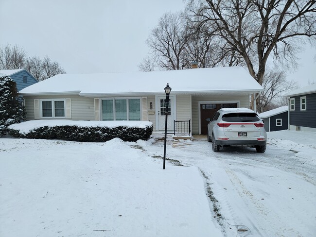 Building Photo - 821 4th Ave SE