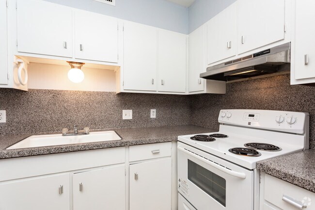 2BR, 1.5BA - 931SF Kitchen
