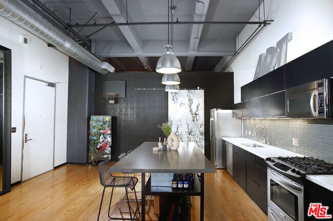 Photo - 1850 Industrial St Unidad 215