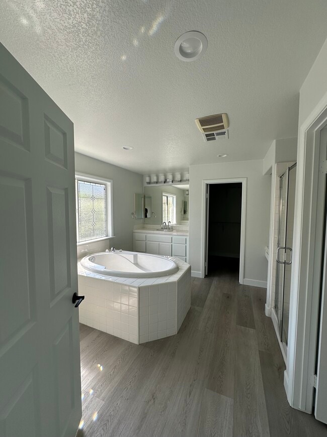 Principal Bath - 25201 Lemongrass St