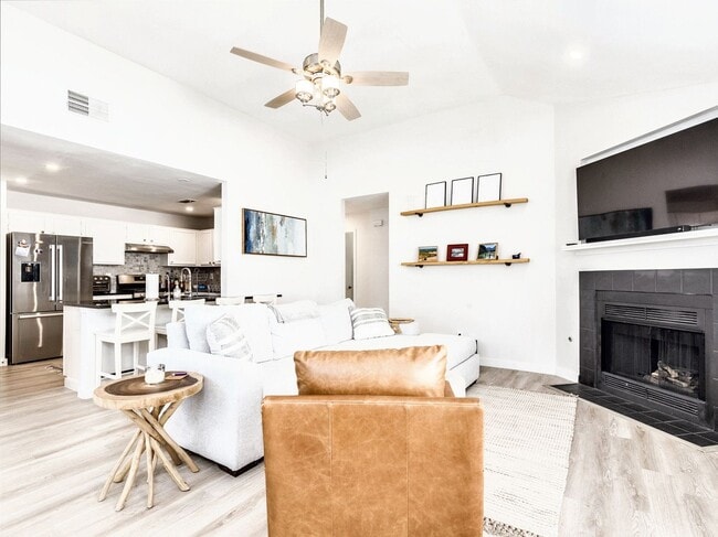 Building Photo - Lovely 3/BR 2.5/BA Modern Home with Premiu...