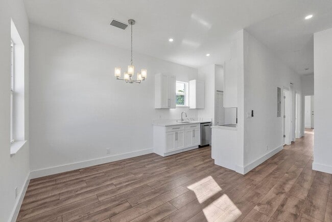 Photo - 1573 W 16th St