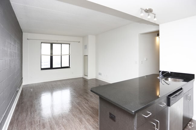 1BR, 1BA - 600 SF - St Regis House Apartments