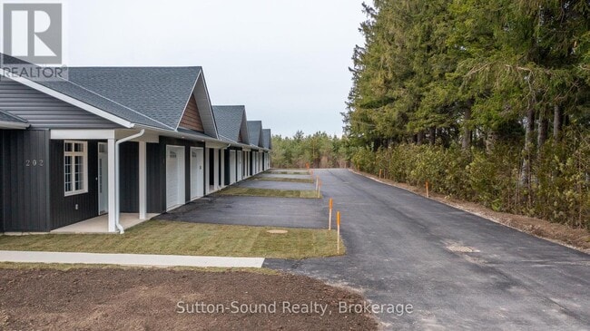 Photo - 202 Queen St W