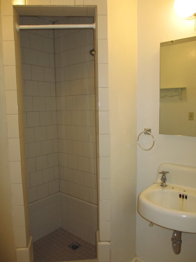 Photo - 512 W 3rd St