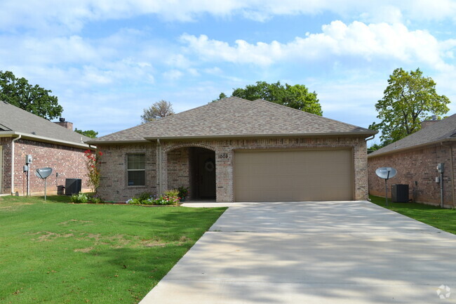 Building Photo - House For Lease in Denison -- 3 Bed/2 Bath
