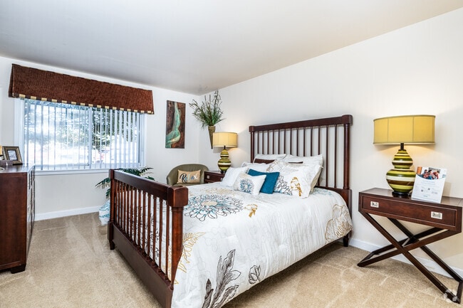 1BR, 1BA - 835SF - Bedroom