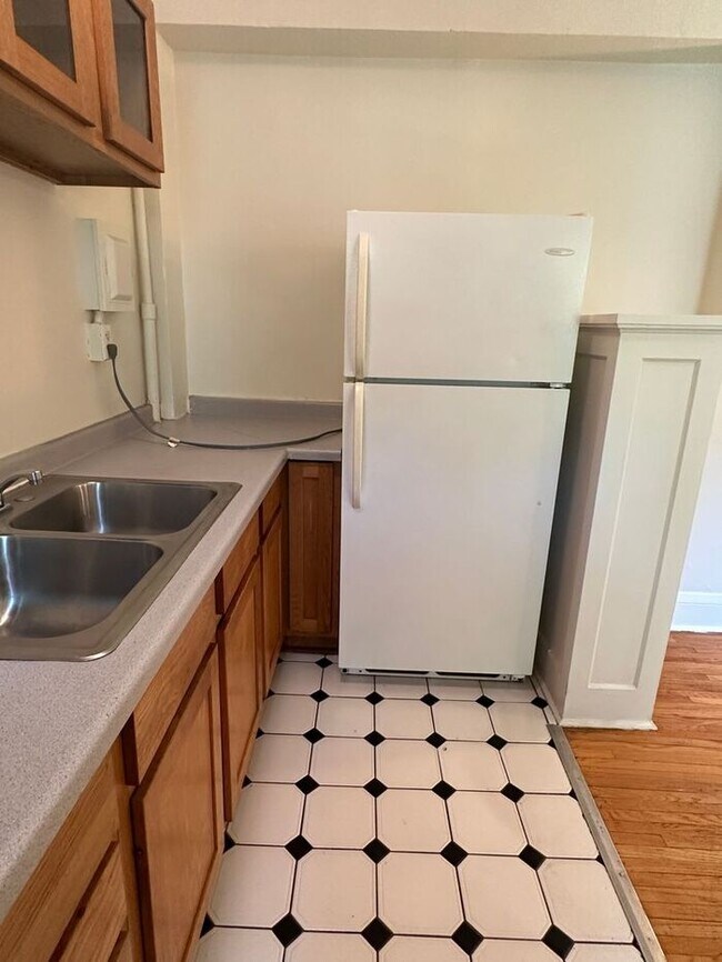 Photo - Spacious Eat Street 2nd Floor Studio, Hard...