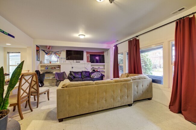 Photo - Huge U.W. Home Now Renting for September 2026