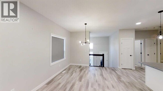 Photo - 10305-10128 128 Ave