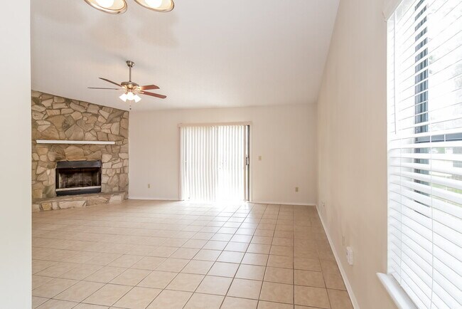 Photo - 593 Radnor Ln