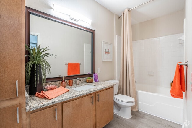 2BR, 2BA - 1065SF - Master Bathroom