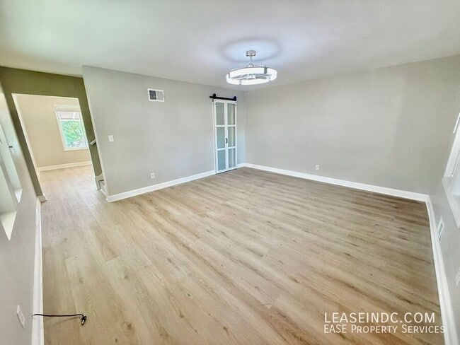 Photo - 733 Crittenden St NE