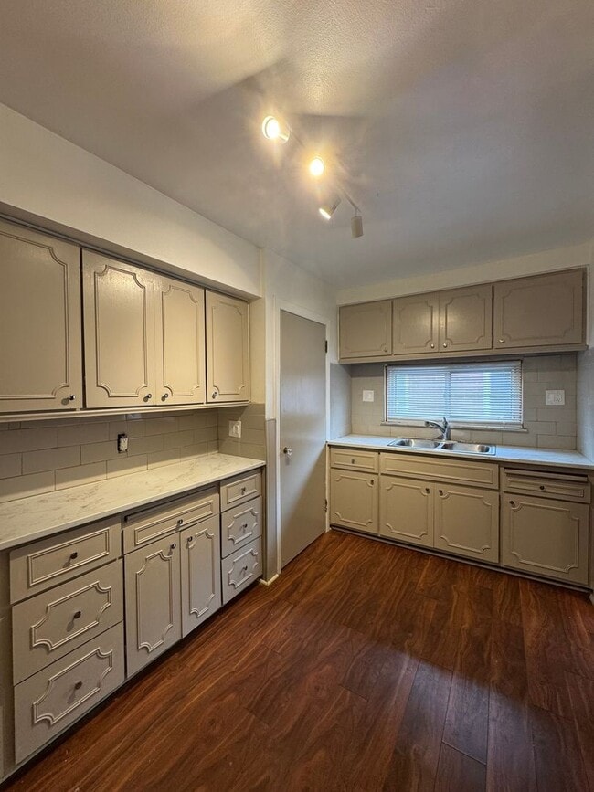 Photo - 18667 Algonac St