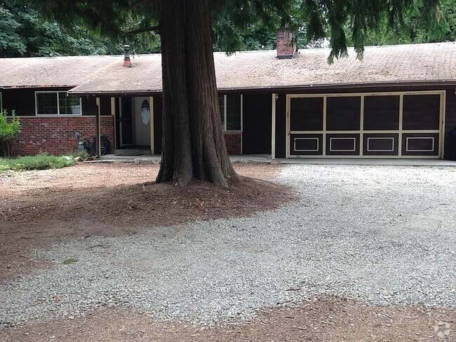 Building Photo - 5 bed, 2 bath Covington Home w/2-car garag...