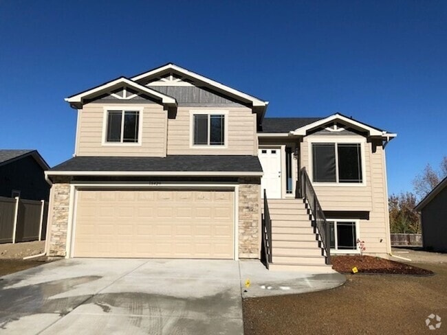 Building Photo - NEW LISTING!! Spacious 4 Bedroom, 3 Bath H... Rental